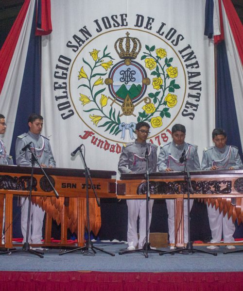 Alumnos tocando la marimba con uniforme de gala en noche de talentos Alumnos tocando la marimba con uniforme de gala en noche de talentos